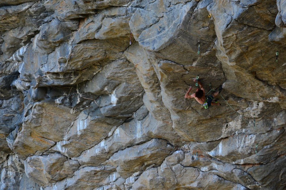 Адам Ондра (Adam Ondra) на проекте "Project Hard" 9с на своде норвежской пещеры в регионе Флатанжер