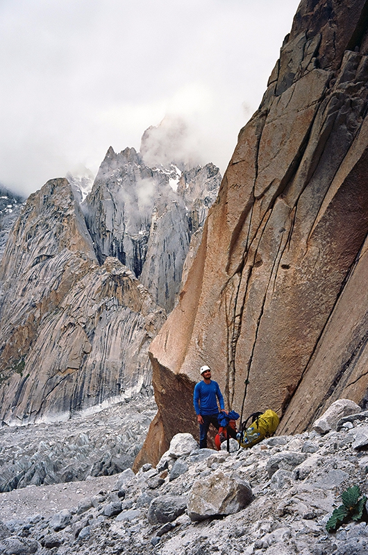 Маршрут на вершину Безымянной Башни Транго ( Trango Nameless, 6250 метров) в Пакистане. Комбинация нового российского маршрута и маршрута "Claire de Lune" 1999 года 