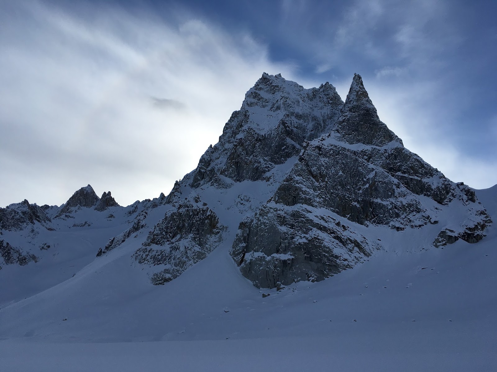 пик Шарлатан (Charlatan Peak). Маршрут " Piled Higher and Deeper" проходит по гребню слева на фотографии а в предвершинной зоне выходи на Восточный гребень невидимый на этом фото 