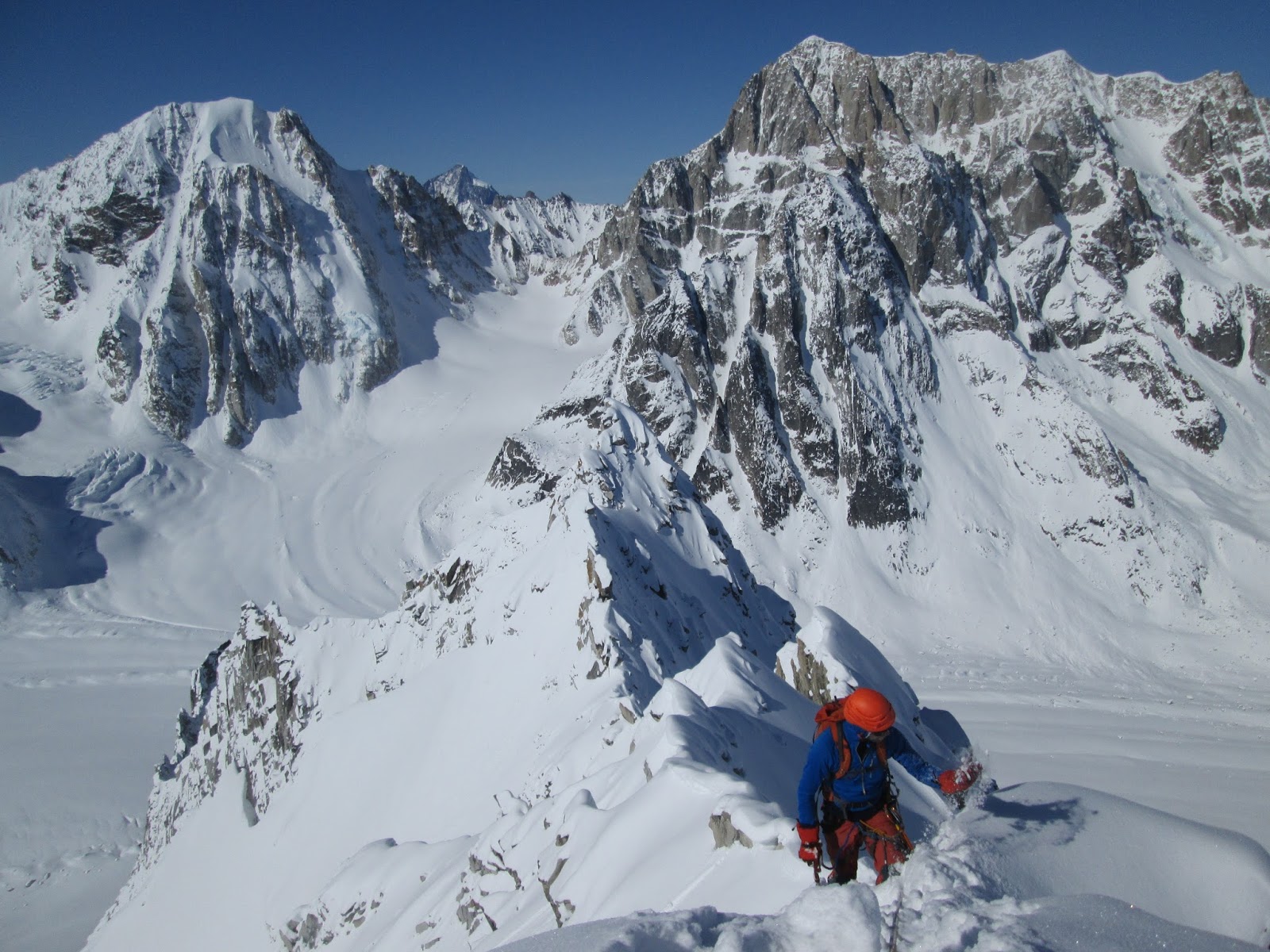 пик Мефисто (Mephisto Peak) слева, пик Обелиск  (Obelisk Peak) справа