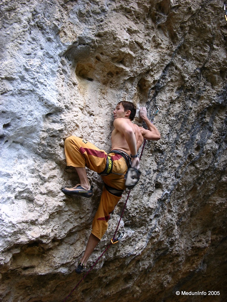 Саша Зилинский на маршруте Namasté, 8a+, сектор Face Sud