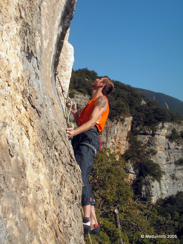 Tomáš Mrázek (Чехия) разминается на маршруте Le Short dans le Trou, 7b, сектор Face Est, массив Le Nabab