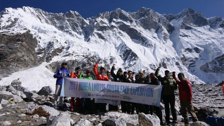 Команда в базовом лагере: слева на право: Mingma Sherpa, Mr. Seong, Doroji Sherpa, Pruba Sherpa, Mr. Egocheaga, Captain Hong, Nada Sherpa, Mr. Pyun, Pemba Sherpa, Mr. Woo, Tenjin Sherpa, Mr Bas, Pruba Sherpa, Pasang Sherpa