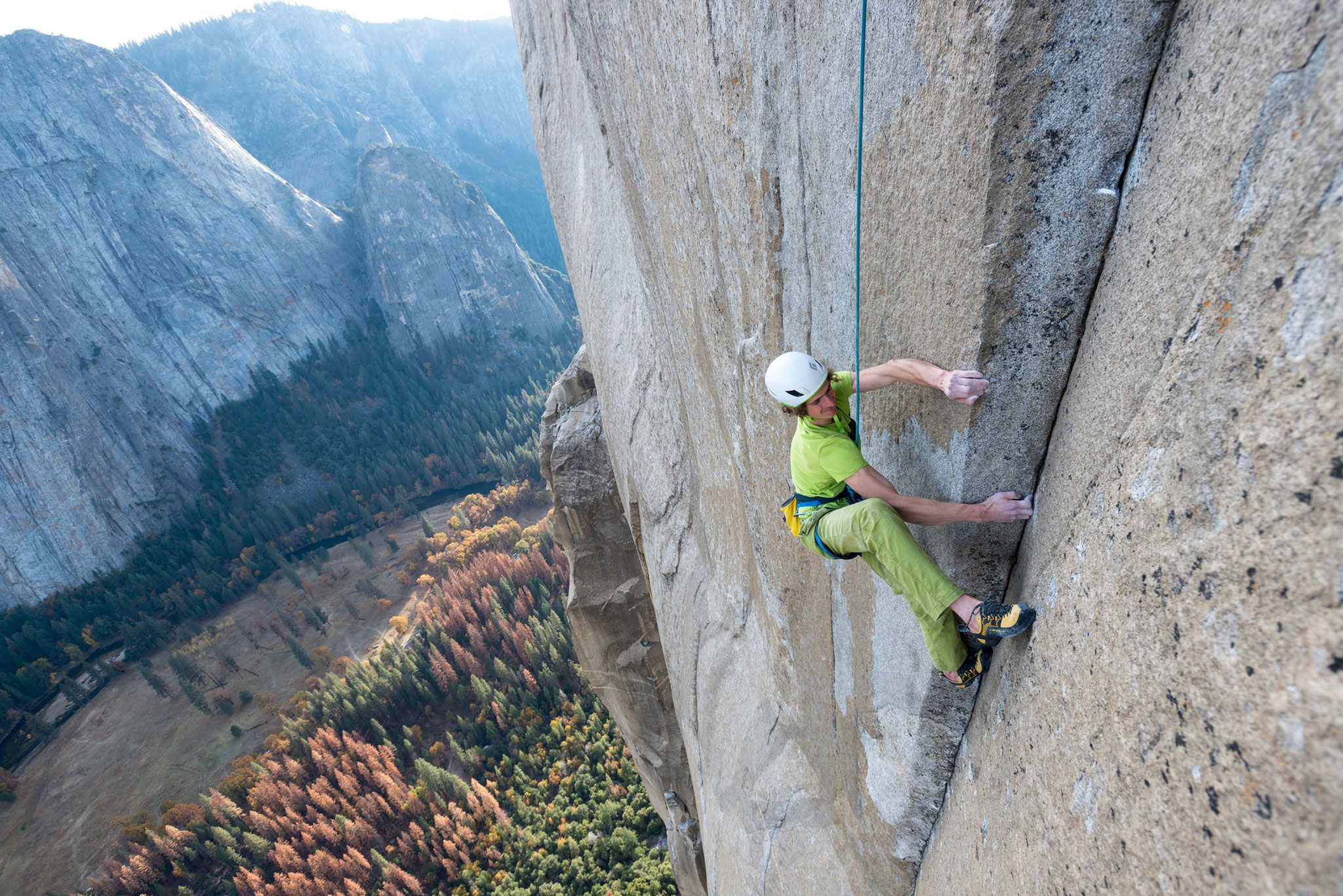 Адам Ондра (Adam Ondra) на маршруте Dawn Wall на скале Эль-Капитан в Йосемити, США. Фото lafabriqueverticale.com