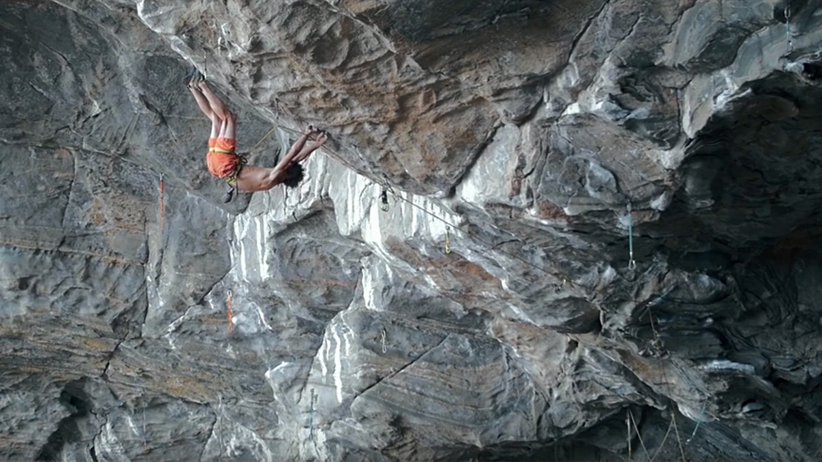 Адам Ондра (Adam Ondra) на маршруте Silence 9c. Фото Pavel Blazek