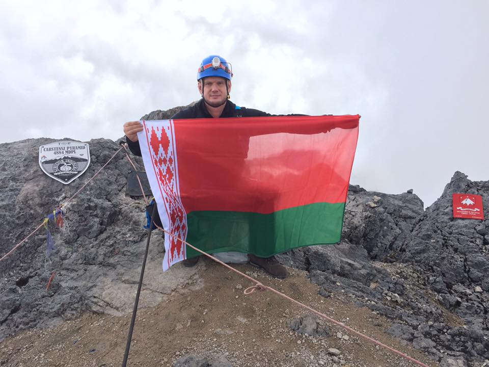 Вадим Фролов на вершине Пирамида Карстенз (Carstensz Pyramid / (Пунчак-Джая / Puncak Jaya). Фото Людмила Коробешко