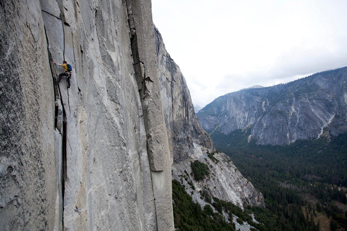 Алекс Хоннольд (Alex Honnold) в соловосхождении на Эль-Капитан. Фото Corey Rich