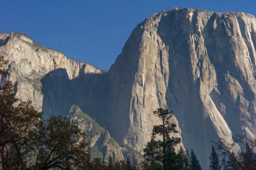 Эль-Капитан (El Capitan). Маршрут Lurking Fear проходит левее от главной скальной формации. Фото Karissa Frye