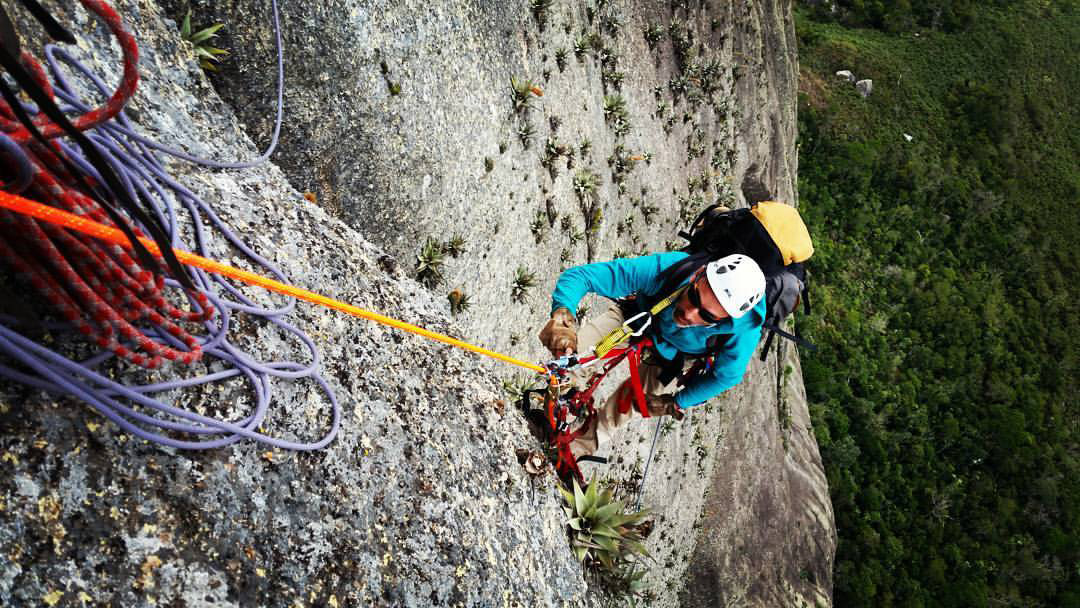 Маршрут  "Sangue Latino" (10b BR (8b FR), 17 веревок, 800 метров) на вершину Pedra Baina. Фото extremos.com.br