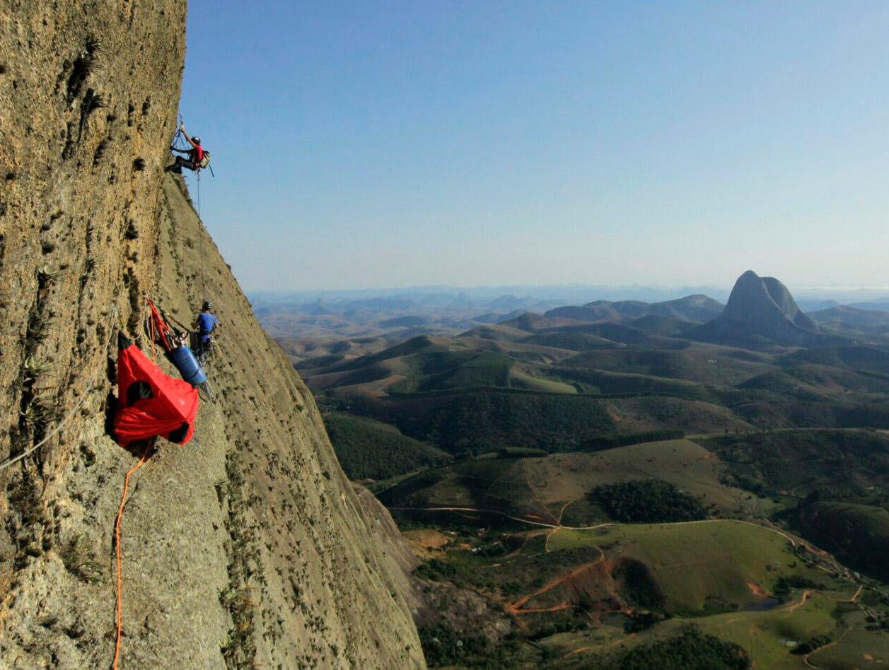 Маршрут  "Sangue Latino" (10b BR (8b FR), 17 веревок, 800 метров) на вершину Pedra Baina. Фото extremos.com.br