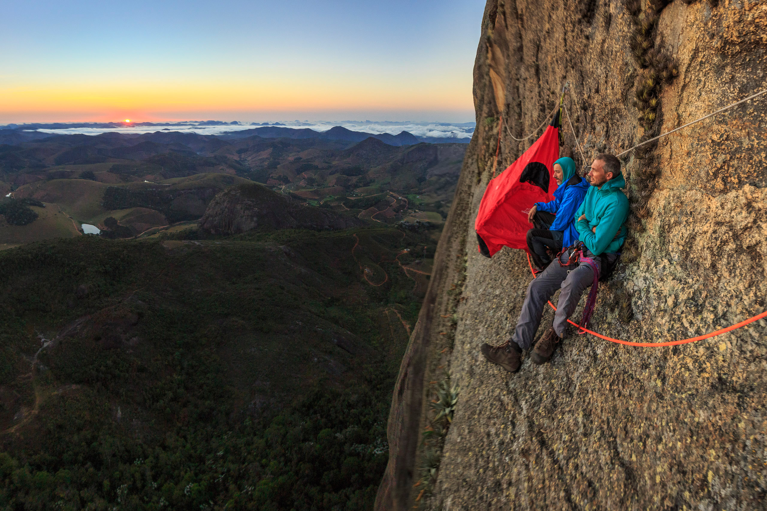 Маршрут  "Sangue Latino" (10b BR (8b FR), 17 веревок, 800 метров) на вершину Pedra Baina. Фото extremos.com.br