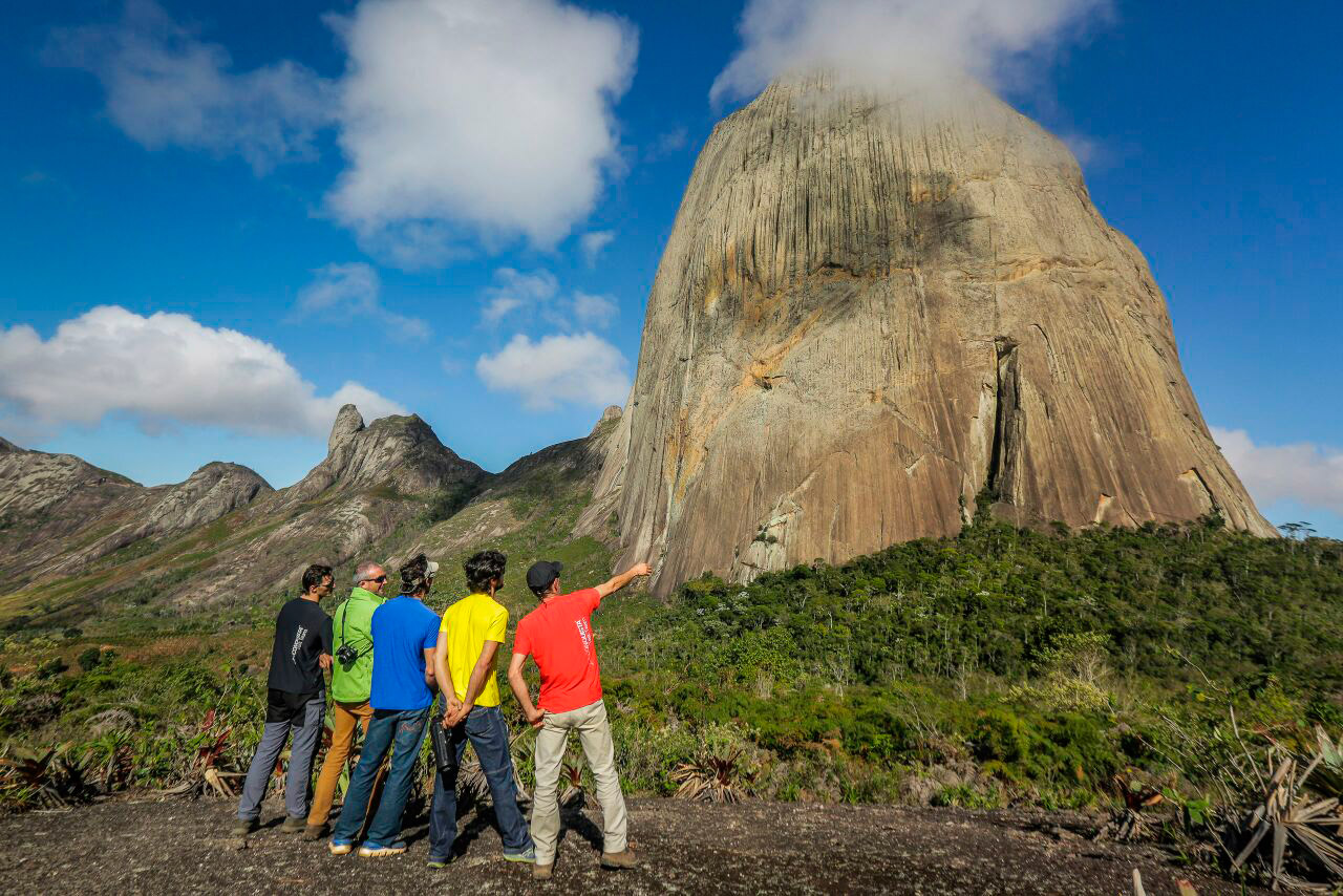 Маршрут  "Sangue Latino" (10b BR (8b FR), 17 веревок, 800 метров) на вершину Pedra Baina. Фото extremos.com.br