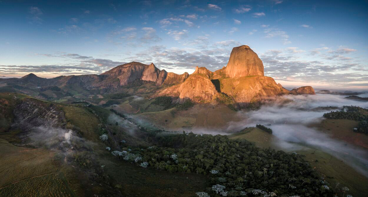 Маршрут  "Sangue Latino" (10b BR (8b FR), 17 веревок, 800 метров) на вершину Pedra Baina. Фото extremos.com.br