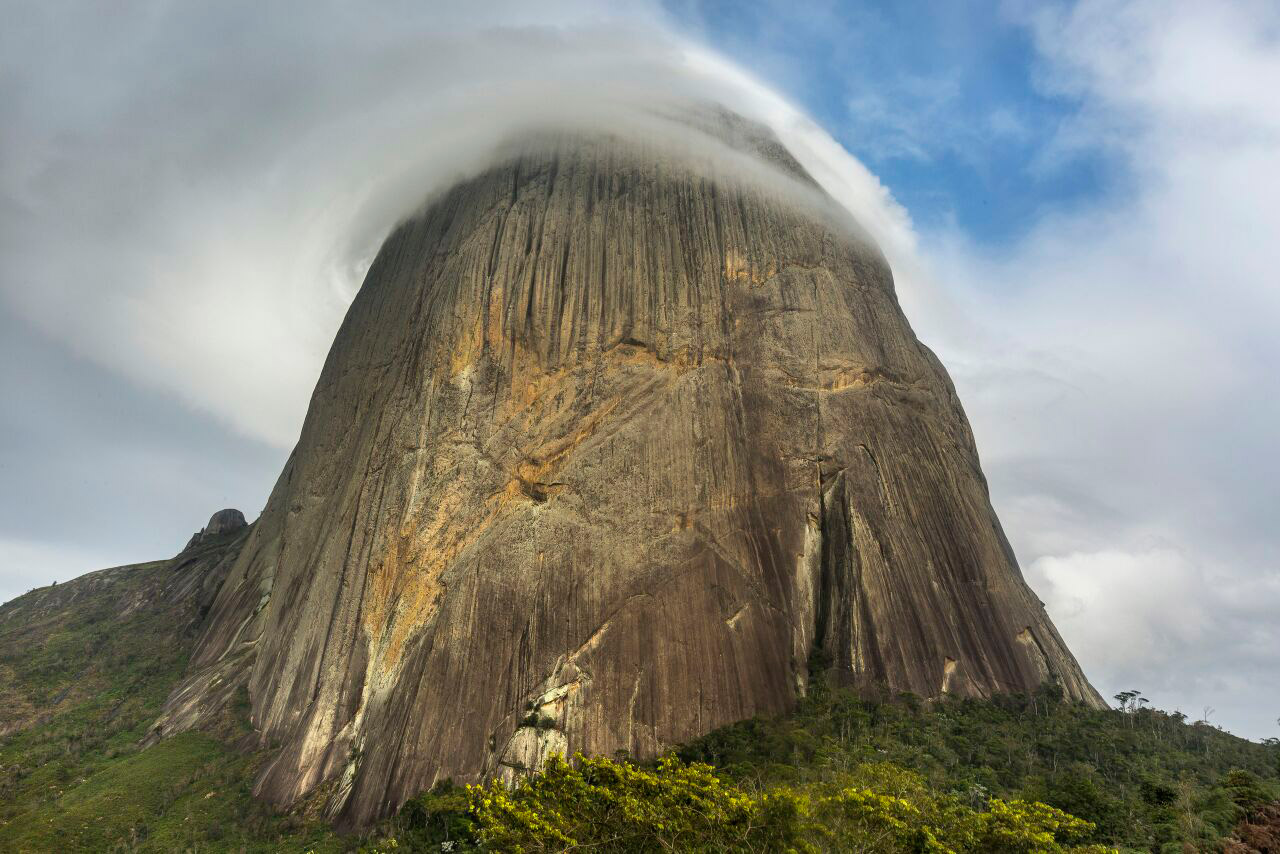 Маршрут  "Sangue Latino" (10b BR (8b FR), 17 веревок, 800 метров) на вершину Pedra Baina. Фото extremos.com.br