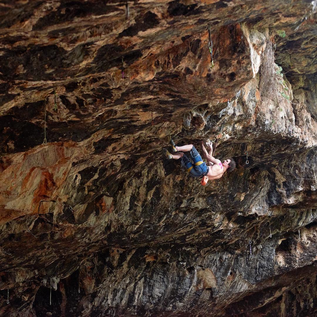 Адам Ондра (Adam Ondra) на первом в Израиле маршруте сложности 9а: "Climb Free". Фото Ofer Blutrich