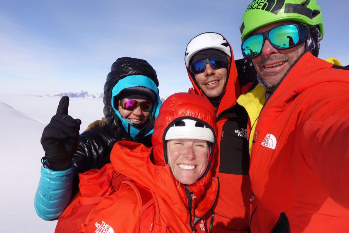 Алекс Хоннольд (Alex Honnold), Цедар Райт (Cedar Wright), Саванна Каминс (Savannah Cumins) и Анна Пфафф (Anna Pfaff) на вершине горы Пингвин (Mount Penguin). Фото nationalgeographic.com