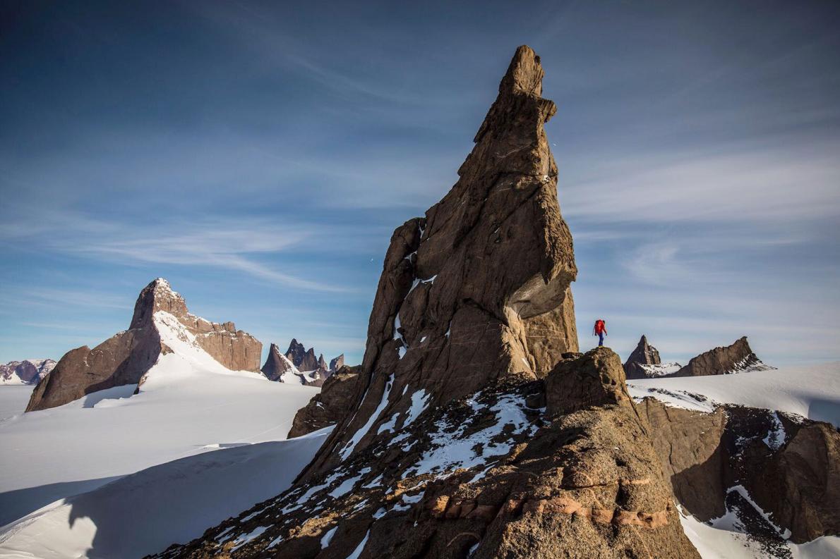 Алекс Хоннольд (Alex Honnold) на фоне горы Пингвин (Mount Penguin). Фото nationalgeographic.com