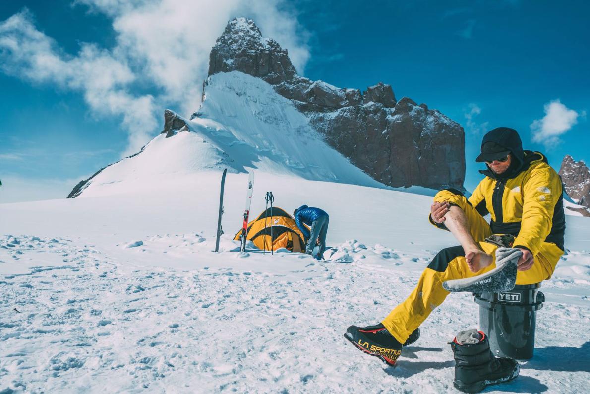 Конрад Анкер (Conra Anker) и Джимми Чин (Jimmy Chin) у базового лагеря перед восхождением на северо-западной стене известной горы Ульветанна (Ulvetanna, 2931 м). Фото nationalgeographic.com