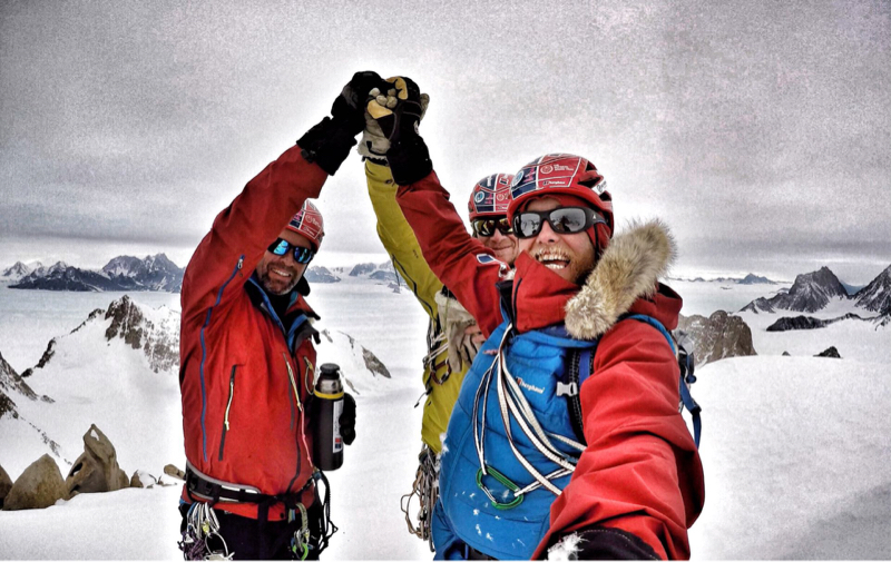 Команда: Лео Холдинг (Leo Houlding), Жан Бюргэн (Jean Burgun) и Марк Седон (Mark Sedon). Фото spectreexpedition.com