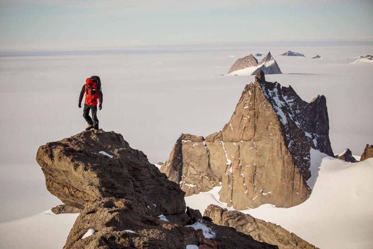 Алекс Хоннольд (Alex Honnold) на горе Пингвин (Mount Penguin). Фото nationalgeographic.com