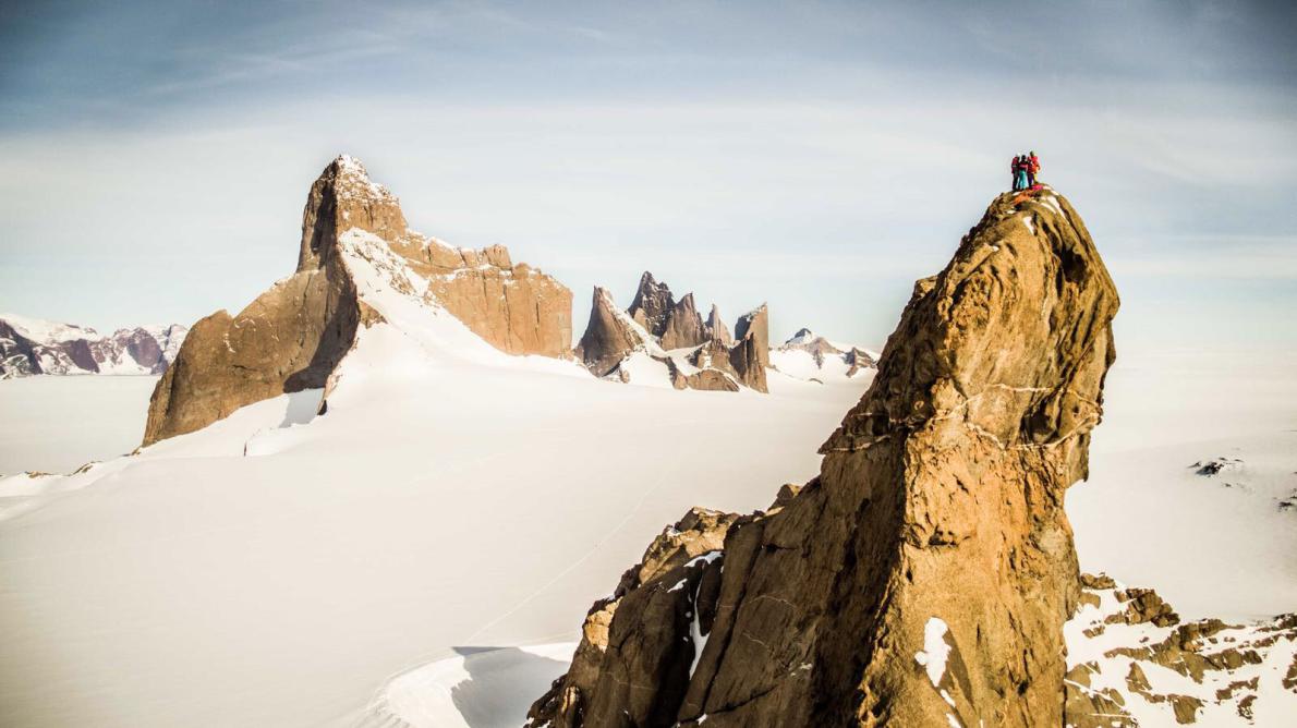 Алекс Хоннольд (Alex Honnold), Цедар Райт (Cedar Wright), Саванна Каминс (Savannah Cumins) и Анна Пфафф (Anna Pfaff) на вершине горы Пингвин (Mount Penguin). Фото nationalgeographic.com