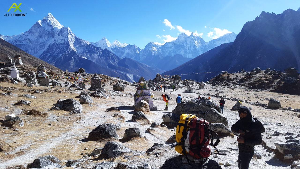 Команда Алекса Тикона у деревни Лобуче. 31 декабря 2017 года. Фото Alex Txikon