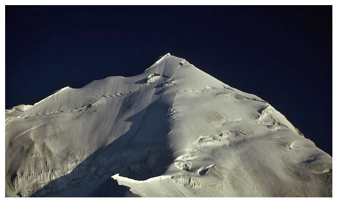 Вершина Машербрум II (Masherbrum II / Masherbrum Far West). Вид из первого высотного лагеря. Фото из экспедиции 1991 года