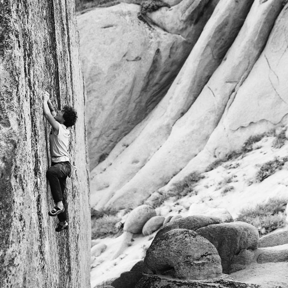 Фабиан Буль (Fabian Buhl) на хайболле Too big to flaill, 8A, Bishop, США. Фото Mélissa Le Nevé