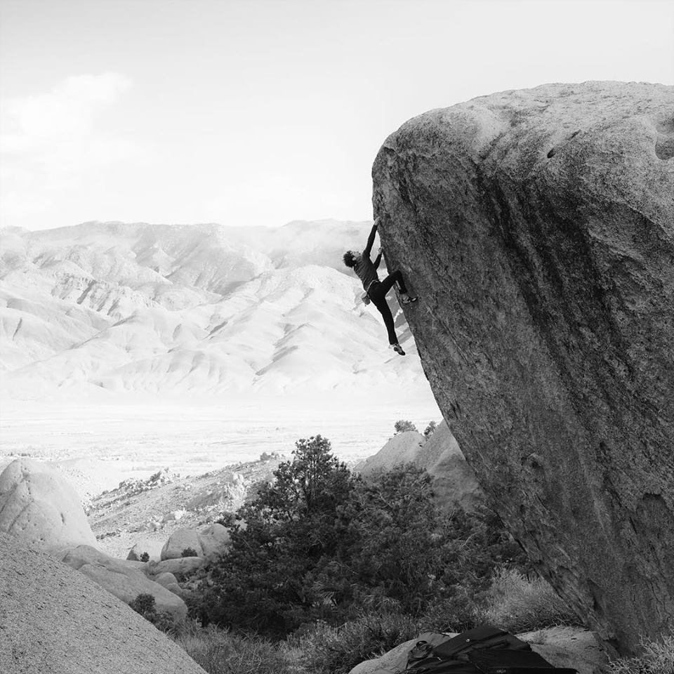 Фабиан Буль (Fabian Buhl) на хайболле Old Greg, 8A, Bishop, США. Фото Mélissa Le Nevé