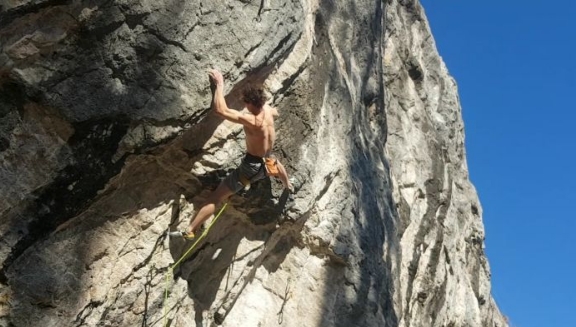  Адам Ондра (Adam Ondra) на маршруте "Meiose" сложности 9b в Швейцарии.