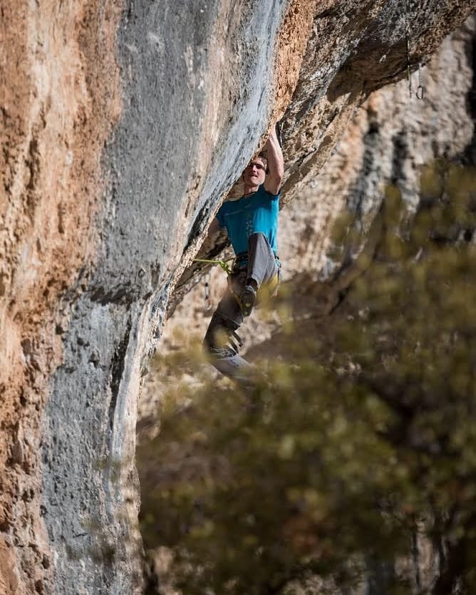 Адам Ондра (Adam Ondra) на маршруте  "Moins est jamais plus" 9а+. Фото Raphael Fourau