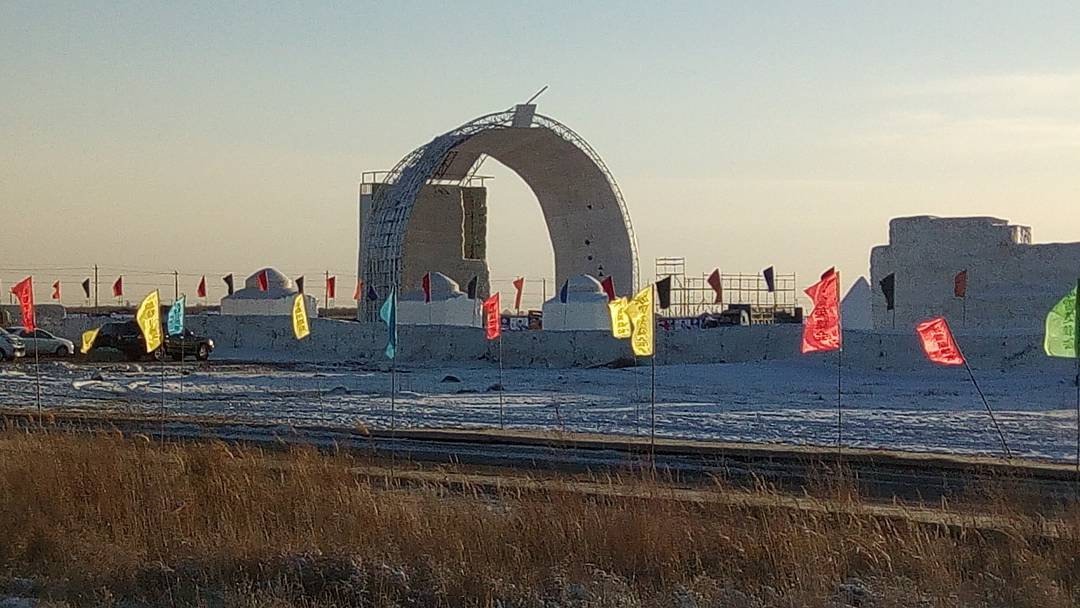 Строительство ледолазного стенда в Хух-Хото (Hohhot), Китай. Фото Елены Кочегаровой