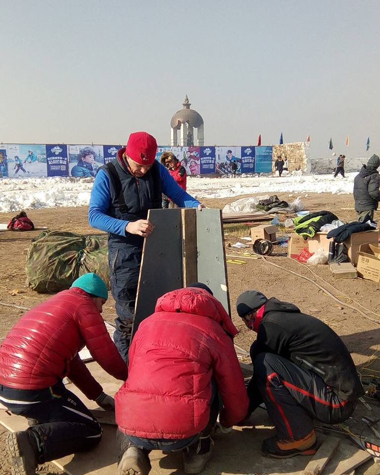 Строительство ледолазного стенда в Хух-Хото (Hohhot), Китай. Фото Елены Кочегаровой