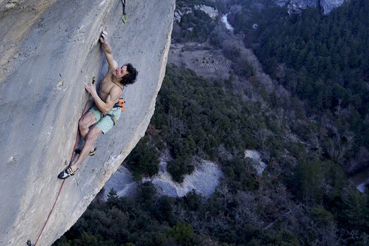 Адам Ондра (Adam Ondra) на маршруте "Supercrackinette" сложности 9a+. Фото Bernardo Giminez