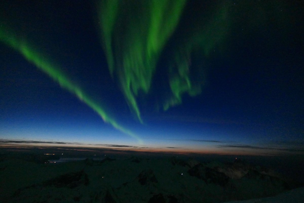 Северное сияние на вершине горы. Фото Greg Boswell