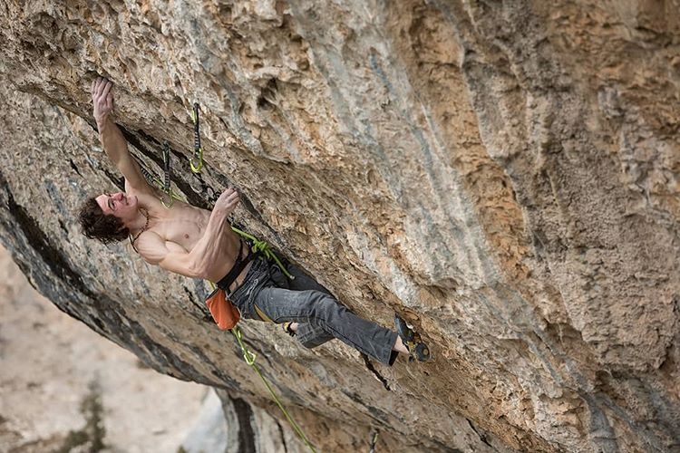 Адам Ондра (Adam Ondra) на маршруте "Eagle 4" категории 9b. Фото Bernardo Giménez