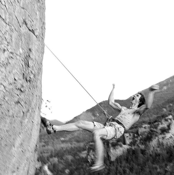 Адам Ондра (Adam Ondra) на маршруте "Supercrackinette" сложности 9a+. Фото Bernardo Giminez 