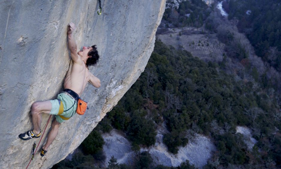 Адам Ондра (Adam Ondra) на маршруте "Supercrackinette" сложности 9a+. Фото Bernardo Giminez