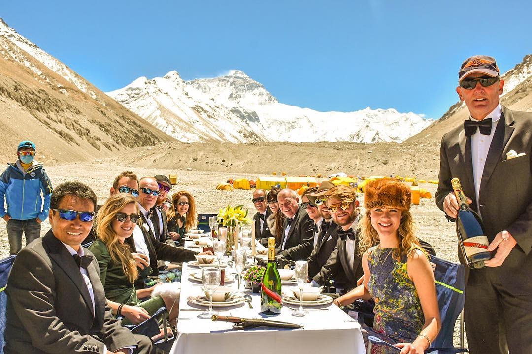 Званый ужин в базовом лагере Эвереста. Фото EverestDinner