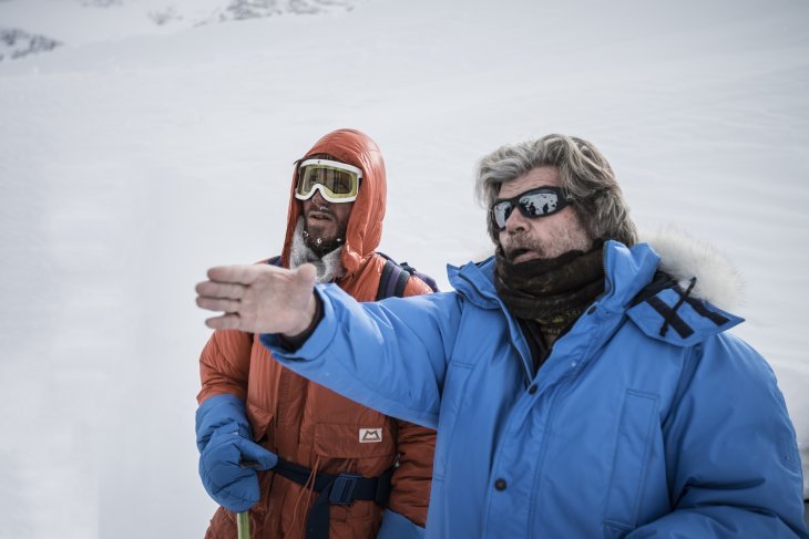 Райнхольд Месснер (Reinhold Messner) со своим сыном на съёмках фильма “Mount Everest – The Last Step” . Фото ispo . com