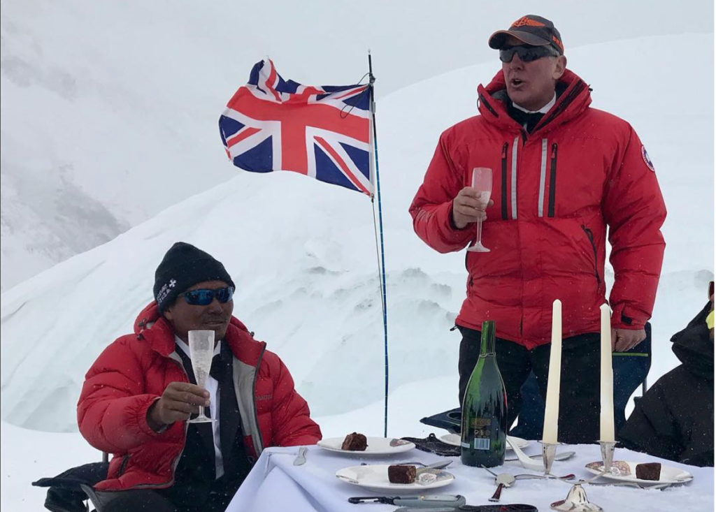 на Северном седле (7020 метров) высочайшей вершине мира - Эвересте. Фото EverestDinner