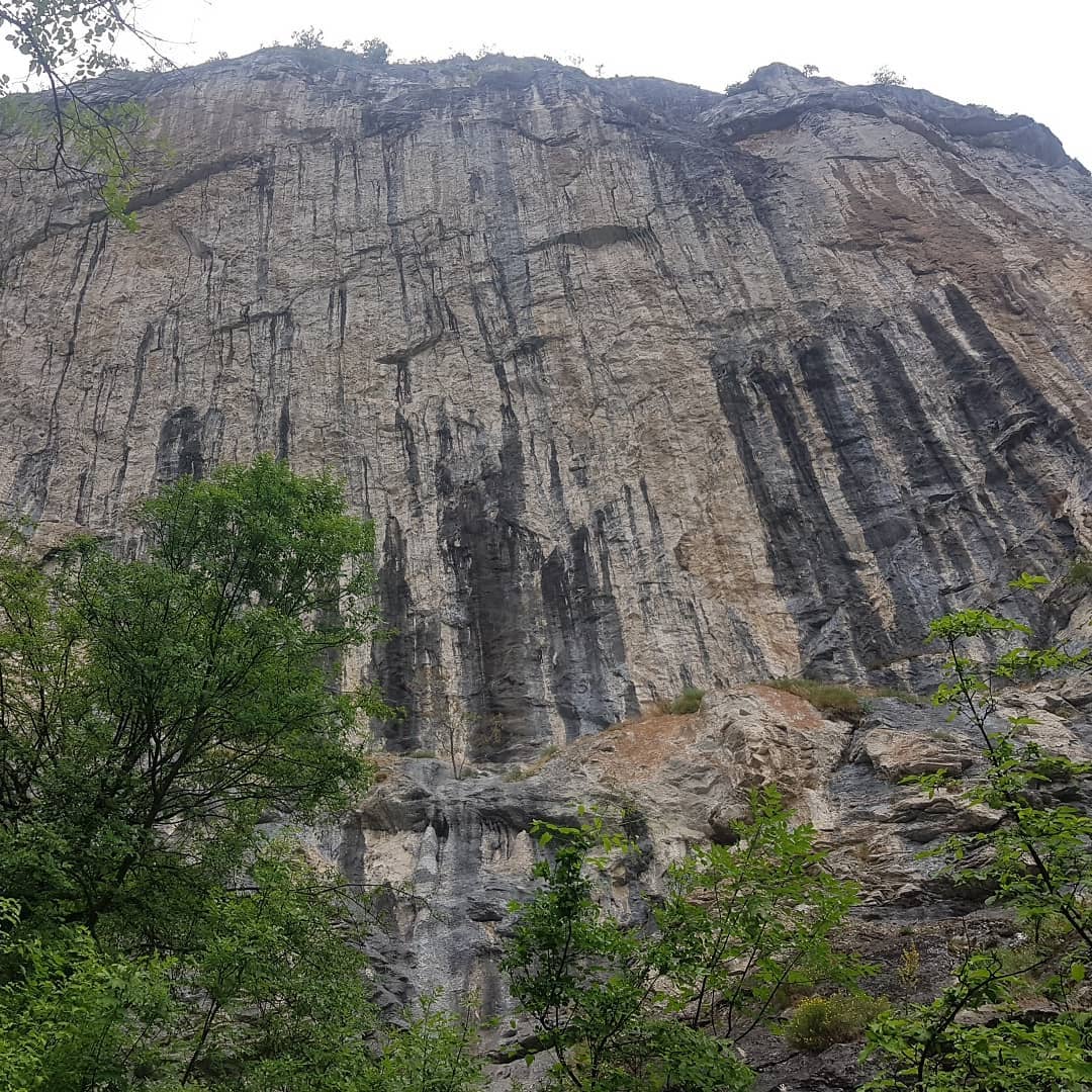 на скальном массиве Румынии у курорта Бэиле-Еркулане (Baile Herculane). Фото Adam Ondra