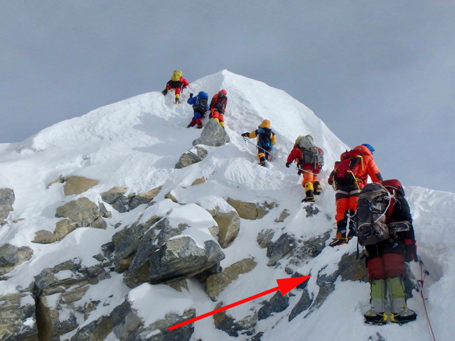 Место, где ранее была расположена ступень Хиллари. май 2018 года. Фото Mingma Gyalje Sherpa