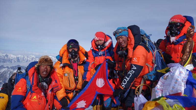 Пемба Дорджи Шерпа (Pemba Dorjee Sherpa), Пурба Тенджинг Шерпа (Phurba Tenjing Sherpa), Пурба Тили Шерпа (Phurba Thiley Sherpa) и Дава Дики Шерпа (Dawa Diki Sherpa)  на вершине горы Эверест.  23 мая 2018 года