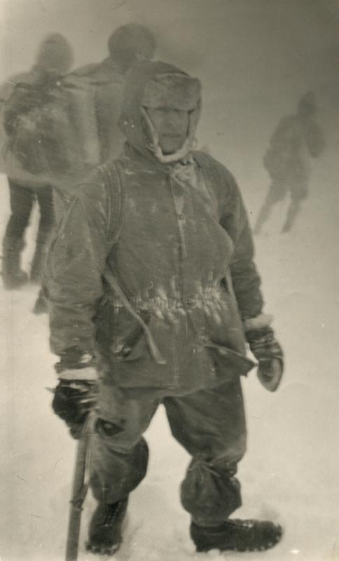 Домбай, зима 1967 года. Автор на спуске с вершины Мусат-Чери; пурга (на выходе, ночью, было - рекорд для Домбая! – минус 30). Фото из архива Вадима Бялого