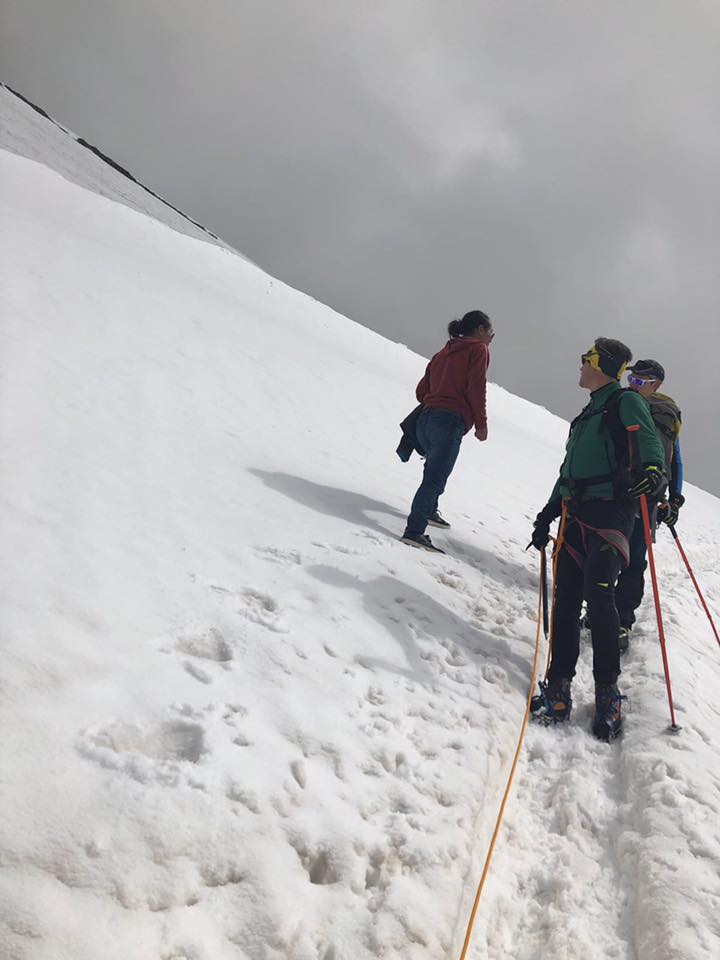 Человек в кроссовках на западном склоне горы Брайтхорн (Breithorn, 4164 м)