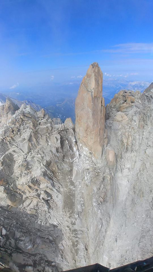 гребень "Космик" (Cosmiques Arête)  - шпиль на котором произошел обвал