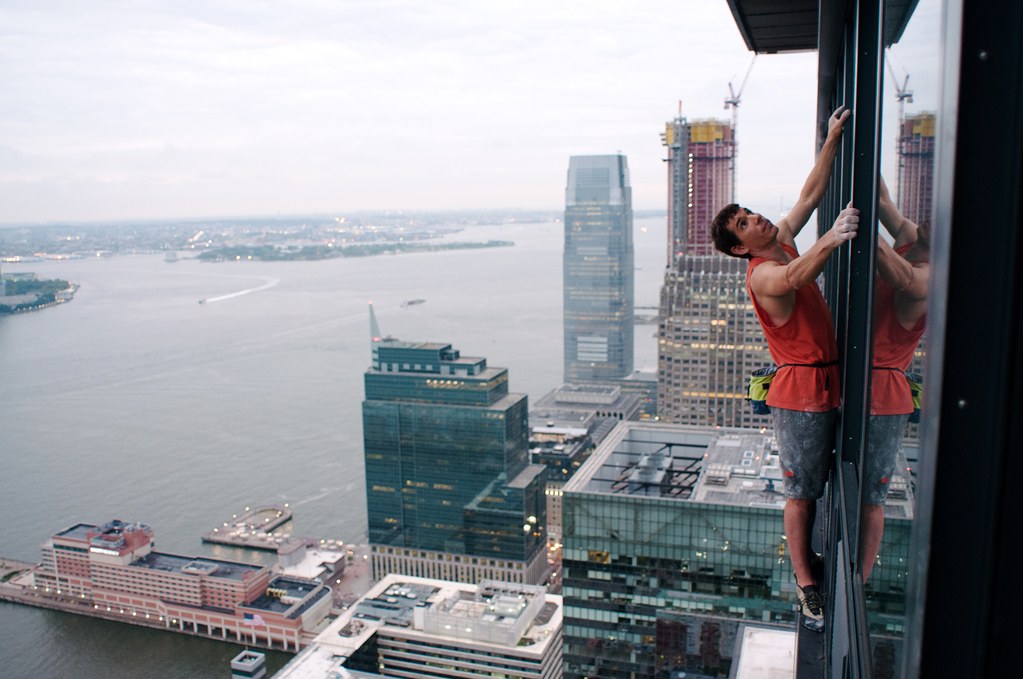 Алекс Хоннольд (Alex Honnold) на небоскрёбе в Джерси-Сити. Фото Kathryn Palmieri