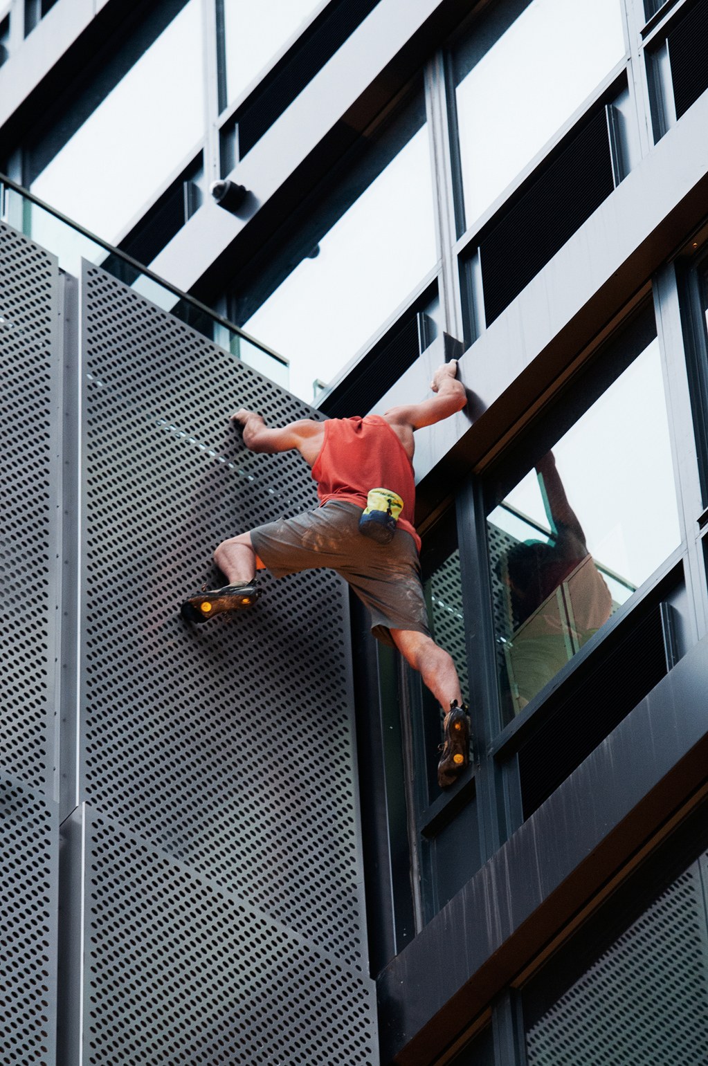 Алекс Хоннольд (Alex Honnold) на небоскрёбе в Джерси-Сити. Фото Kathryn Palmieri