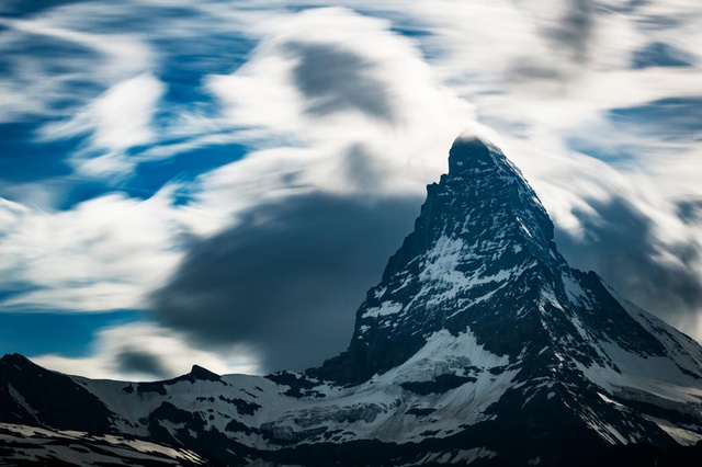 В один район Маттерхорна, где этим летом погибло 10 человек, Air Zermatt приходилось вылетать 36 раз. Фото <br> KEYSTONE/ VALENTIN FLAURAUD